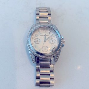 Michael kors classic stainless silver watch w/extra links! Beautiful white face